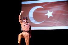 Sahnede Zafer Coşkusu