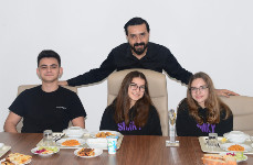 Ödül Alan Öğrencilerle Kutlama Yemeği