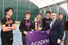 Tenis Turnuvasında İki Kupa Birden!