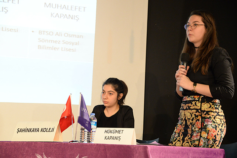 Genç Münazırlardan Örnek Turnuva